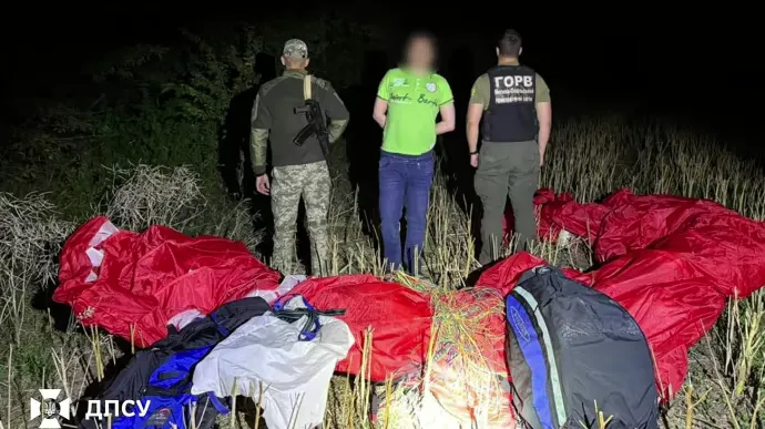 Небезпечна мрія над кордоном: як прикордонники зупинили спробу втечі на параплані з Хмельниччини до Молдови